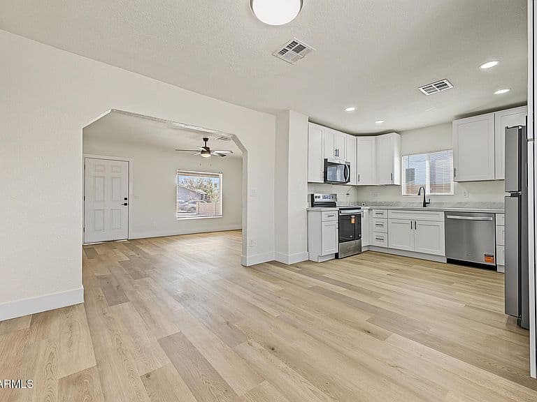 104 E KINDERMAN Drive photo 2