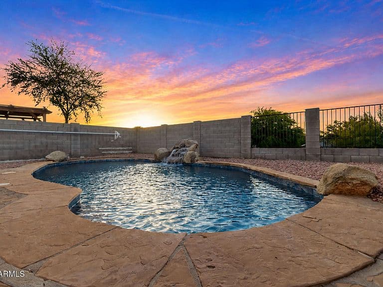 1740 E FRANCISCO Drive photo 2