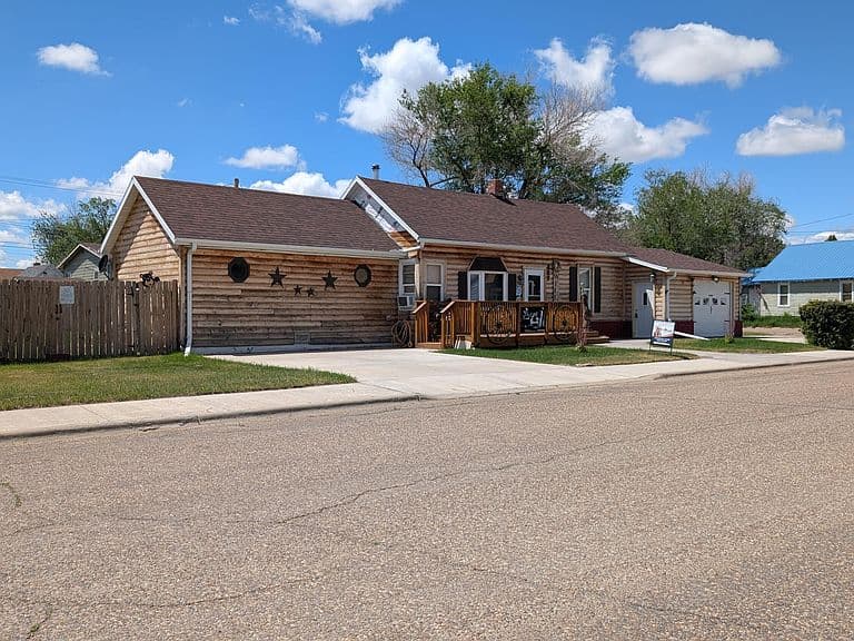 327 2nd Ave W photo 1