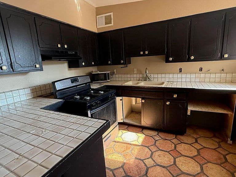 2022 S Beverly Ave photo 3