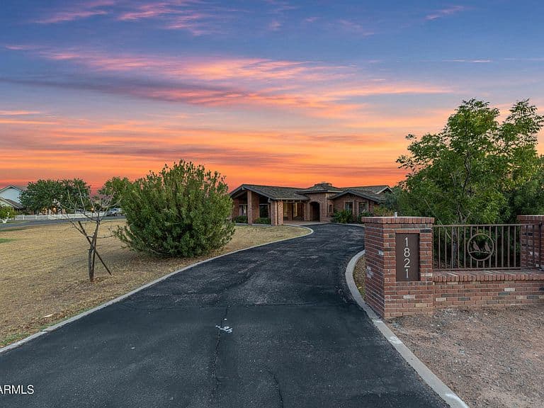 1821 E ELLIOT Road photo 4