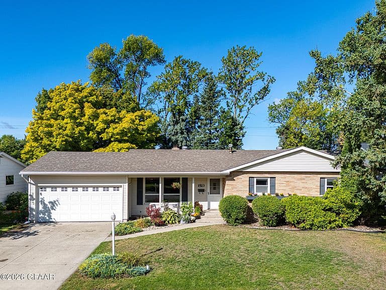 1523 Hoven Ln photo 1
