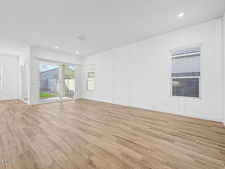 1734 E QUESTA Drive photo 3