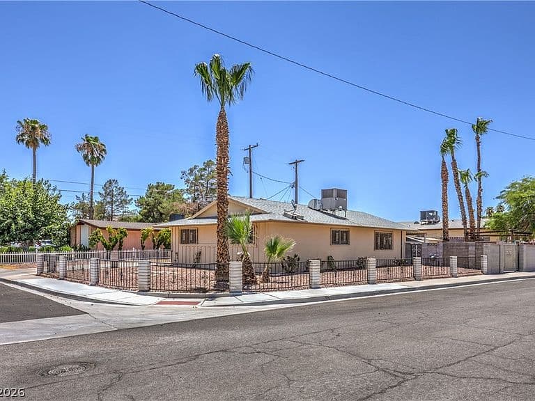 2100 Sundale St photo 2