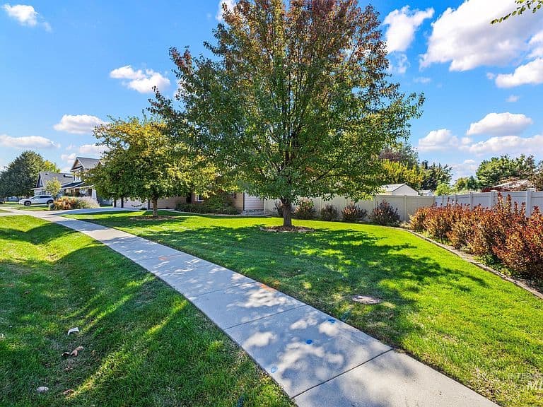 1181 W Darrah Dr photo 5