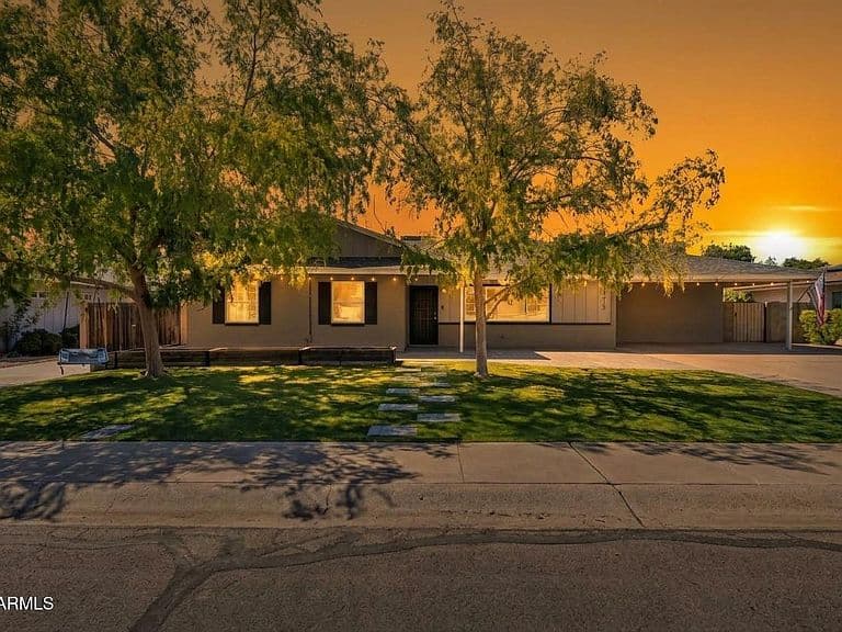 8215 E CAMBRIDGE Avenue photo 2