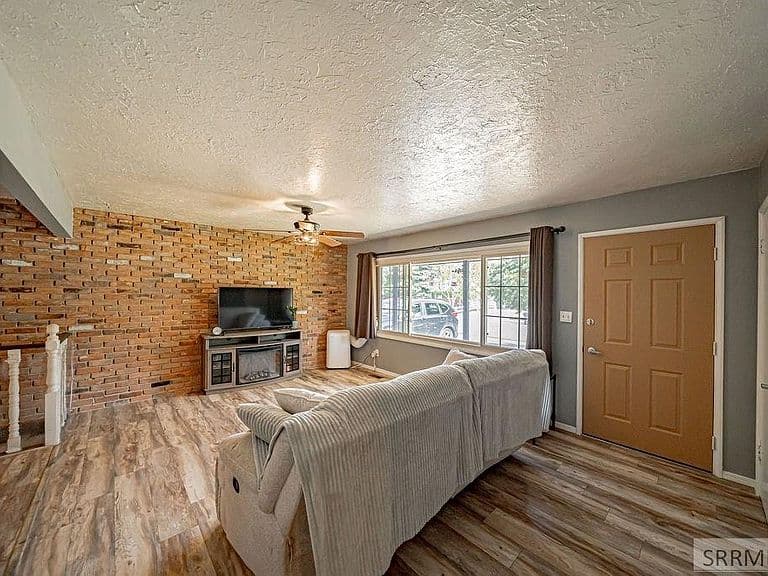 668 Terrace Dr photo 3