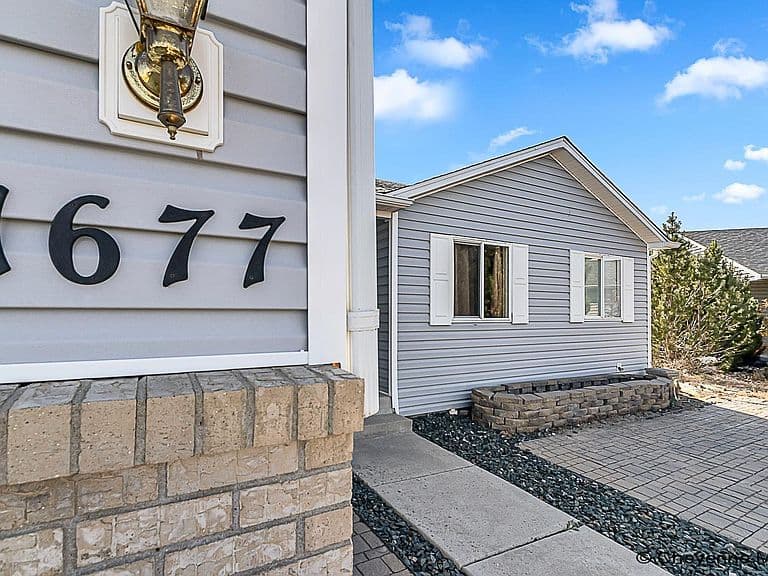 1677 Blues Dr photo 3