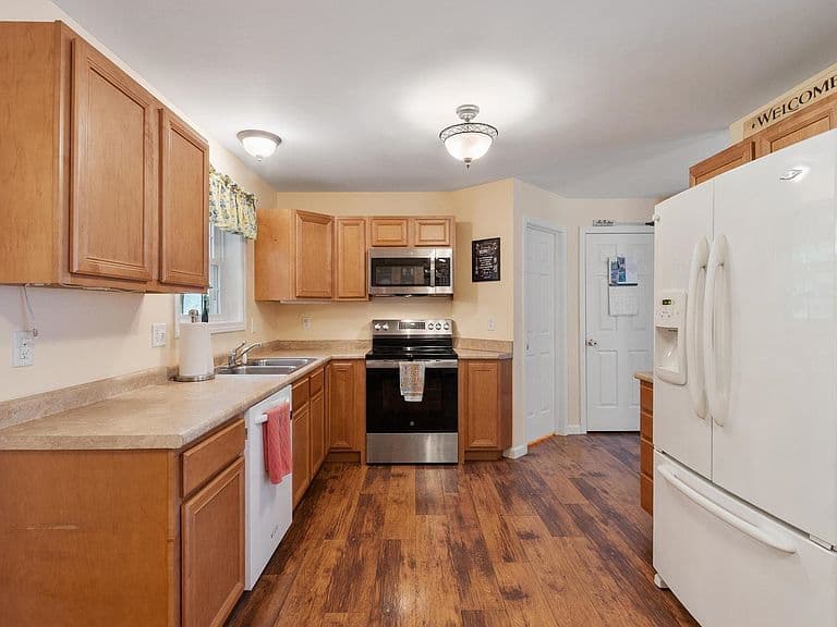 130 Pleasant Street photo 5