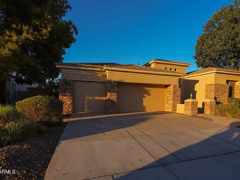 462 W CAROB Drive photo 2