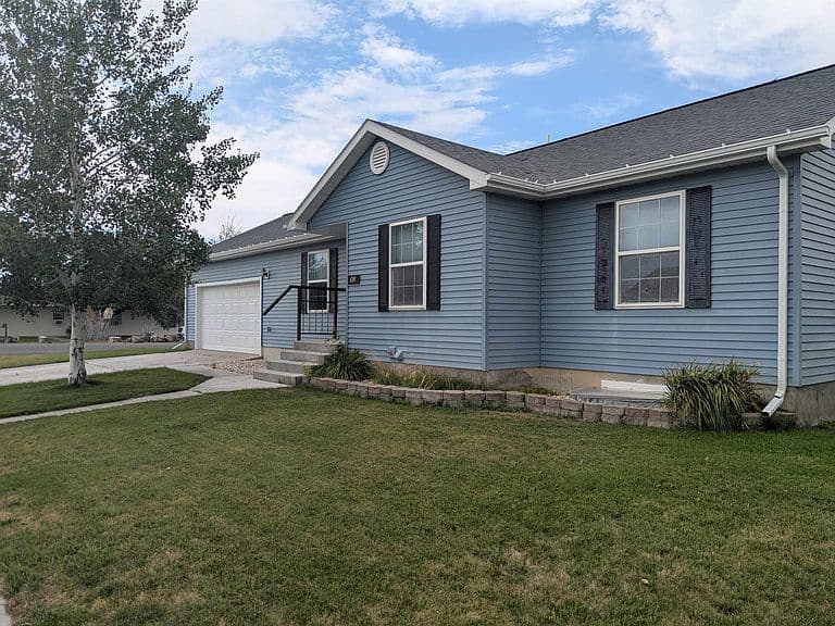 691 Oakwood Dr photo 3