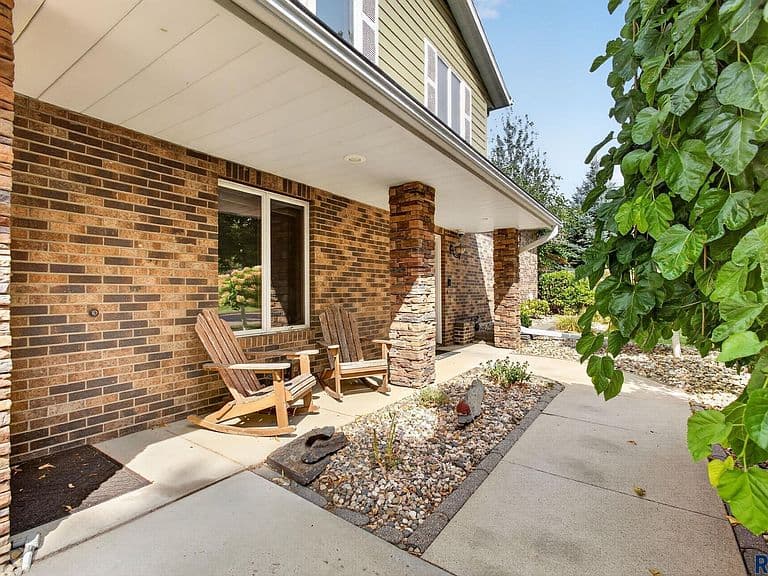 708 E Alder Ln photo 3