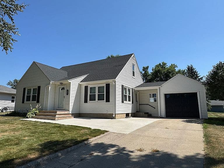 305 Park Dr photo 2