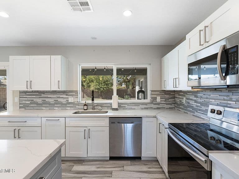 2418 W CALAVAR Road photo 1