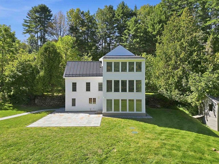 2033 South Road photo 2