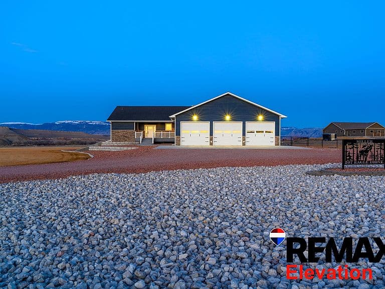 207 Eagle Dr photo 3