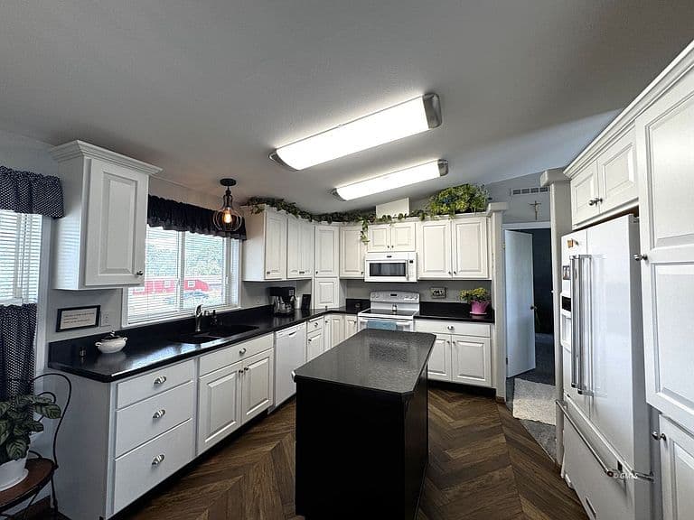 820 Drake St photo 2