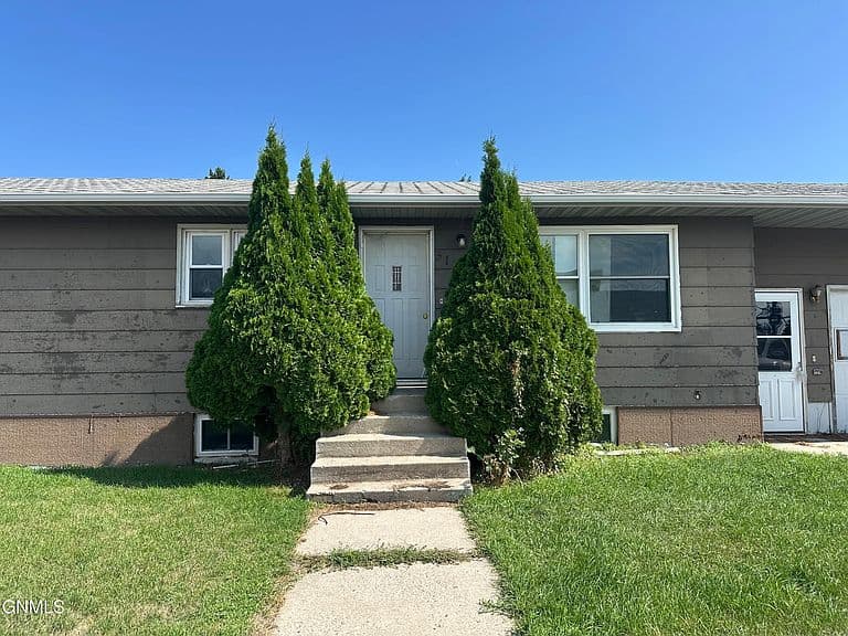 513 3rd St E photo 1