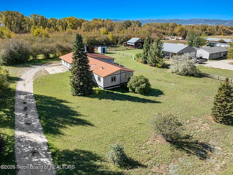 861 W Highway 33 photo 1