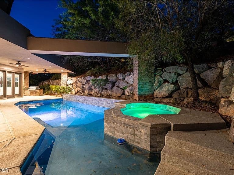 29 Soaring Bird Ct photo 3