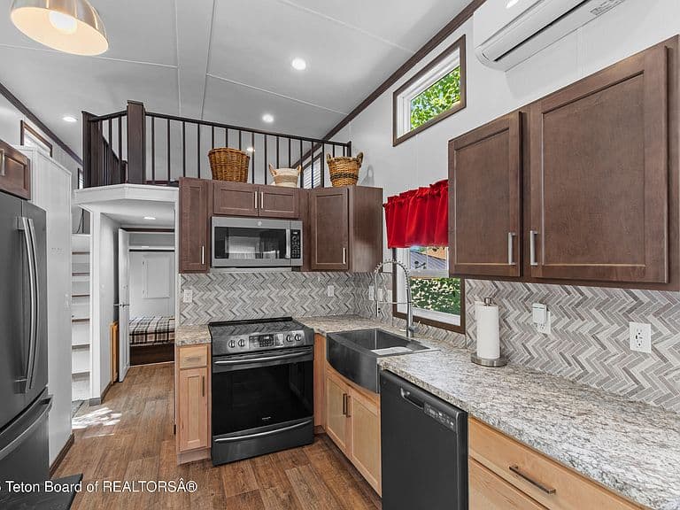 232 Oxbow Dr photo 3