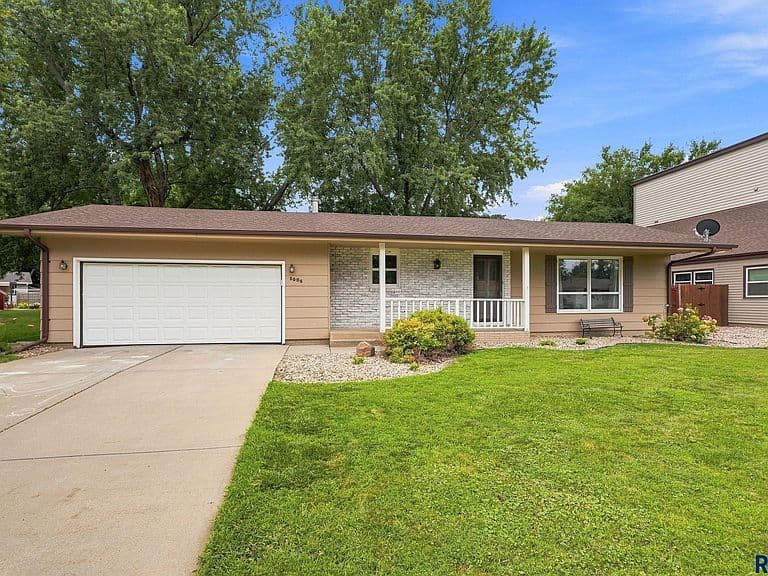 1605 E Crestview Dr photo 3