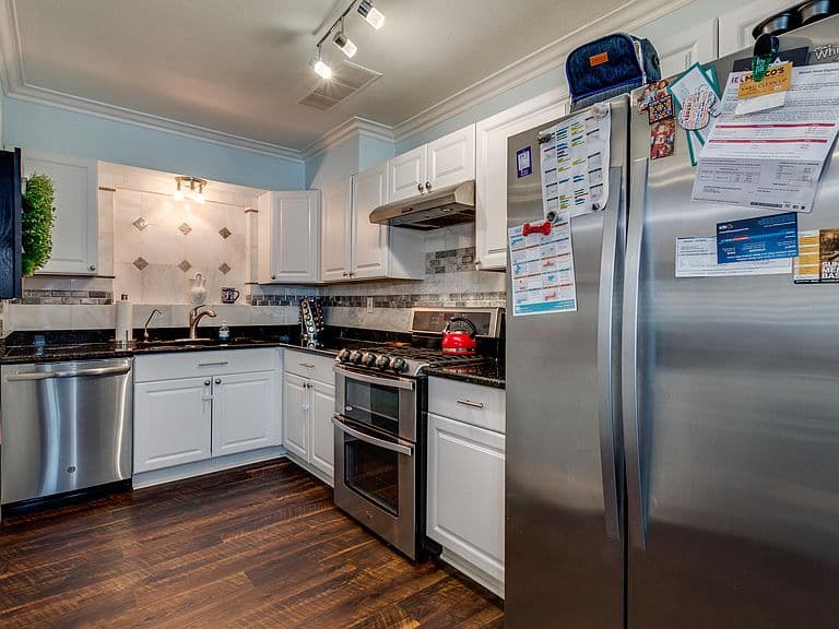 813 E GLENDALE Avenue photo 4