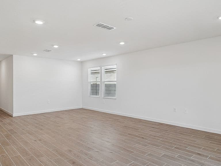 26087 W Nancy Ln photo 4