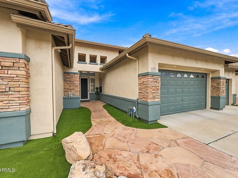 8073 W Louise Drive photo 2