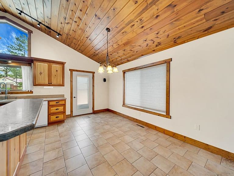 25007 Chandler Dr photo 3