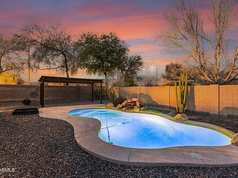 283 N 152nd Dr photo 1