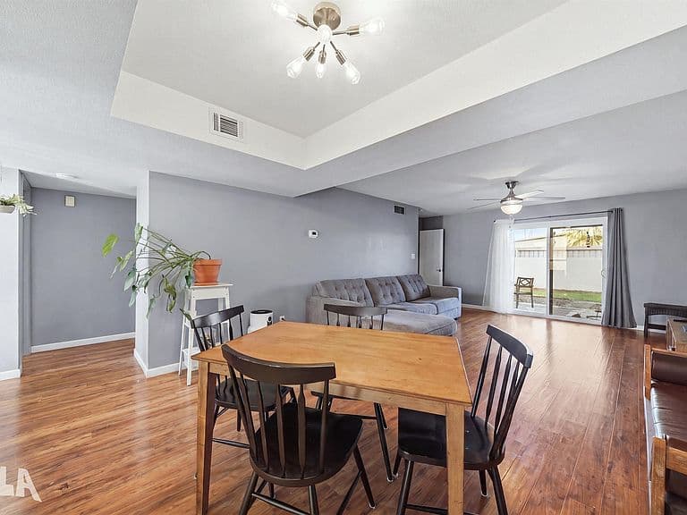 3140 S Winsor Ave photo 5