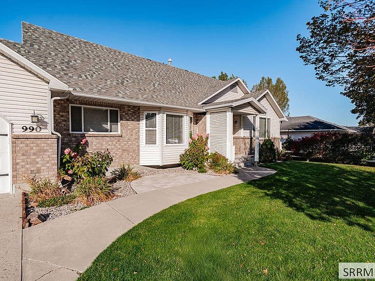 990 Hillview Dr photo 2