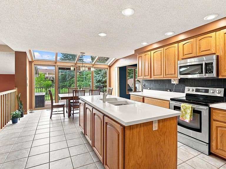 631 Westwind Dr photo 3