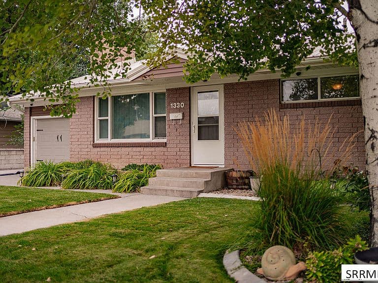 1330 Merrett Dr photo 2