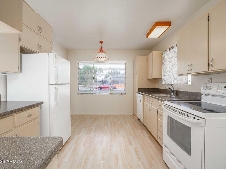 1203 W ORANGE Drive photo 2