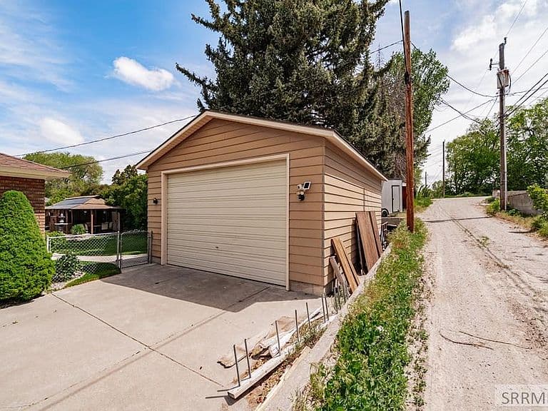 1715 Calkins Ave photo 4