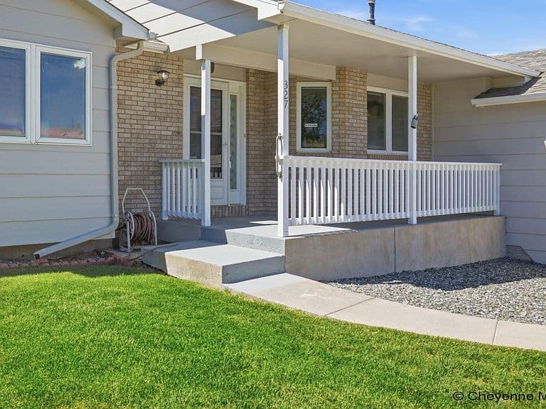 327 Cody St photo 3