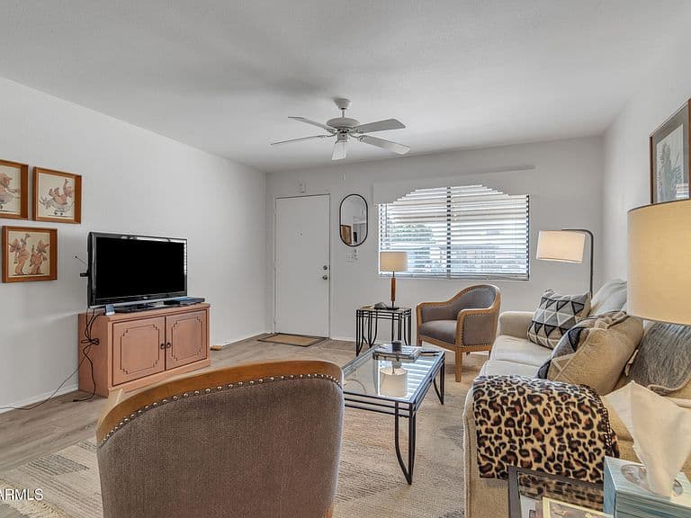 312 E LANCASTER Court photo 4