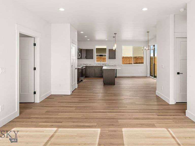 1106 Melissa Way photo 3