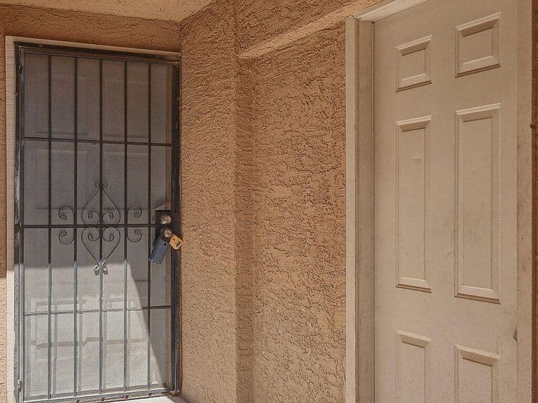 2202 W GLENROSA Avenue #18 photo 4