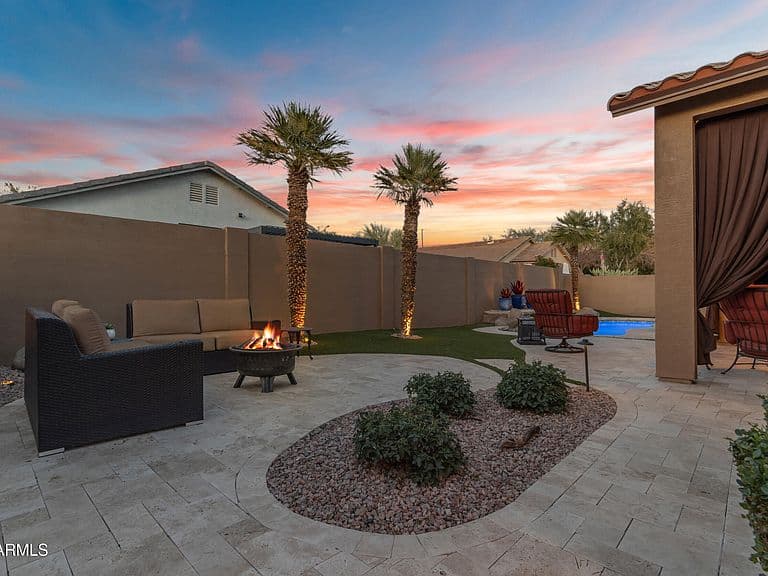 1452 E Oakland St photo 3