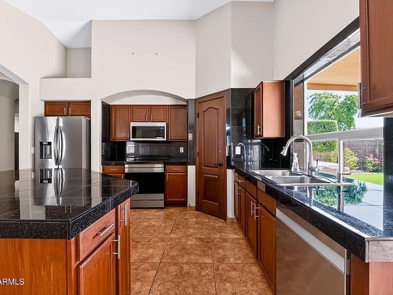 41135 W THORNBERRY Lane photo 4