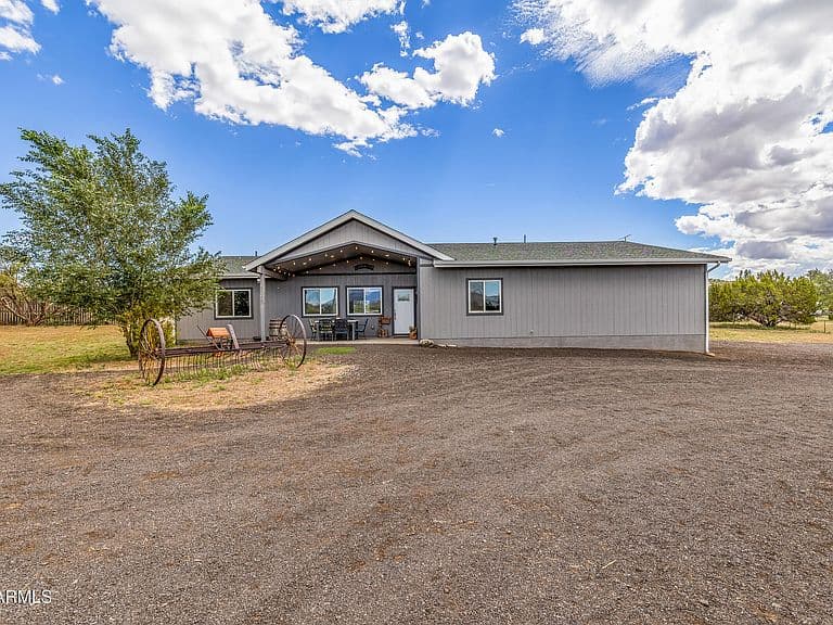 5085 WADE Lane photo 1