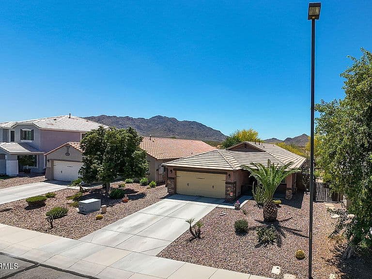 2215 E HAZELTINE Way photo 3