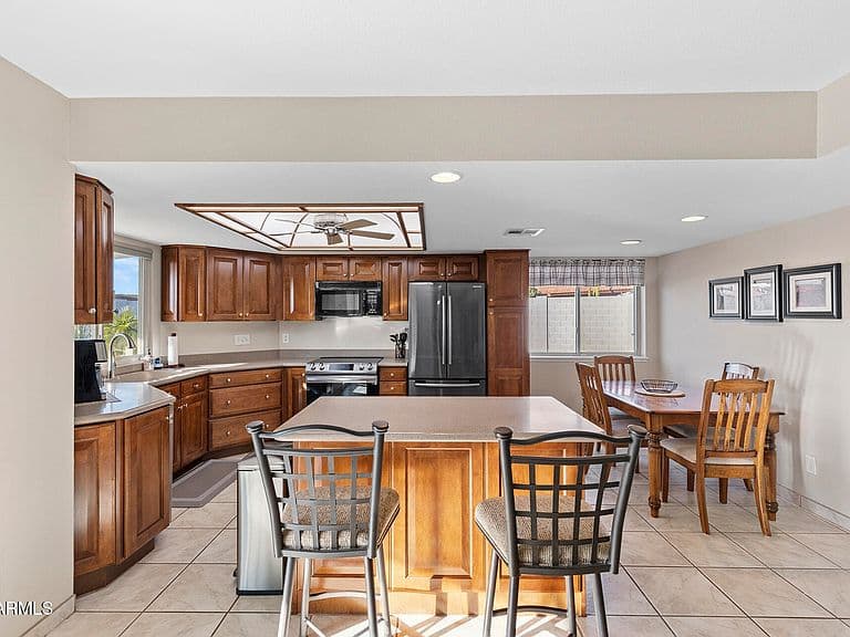 1846 W TARO Lane photo 4