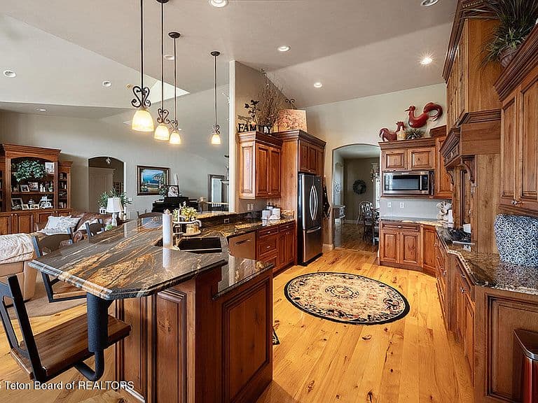 332 Alpine Way photo 3