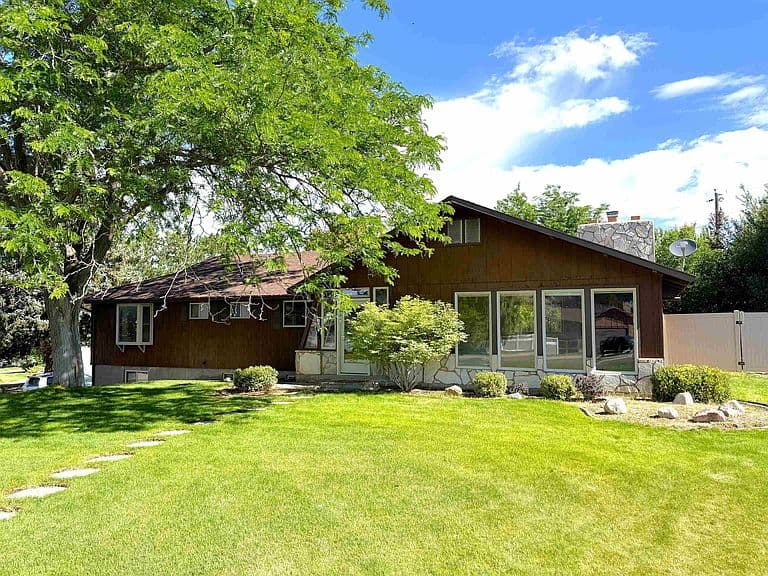 690 Fairway Dr photo 1