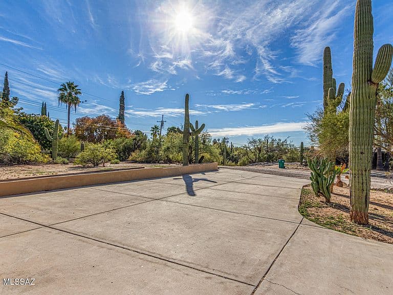 5736 N Bonita Dr photo 5