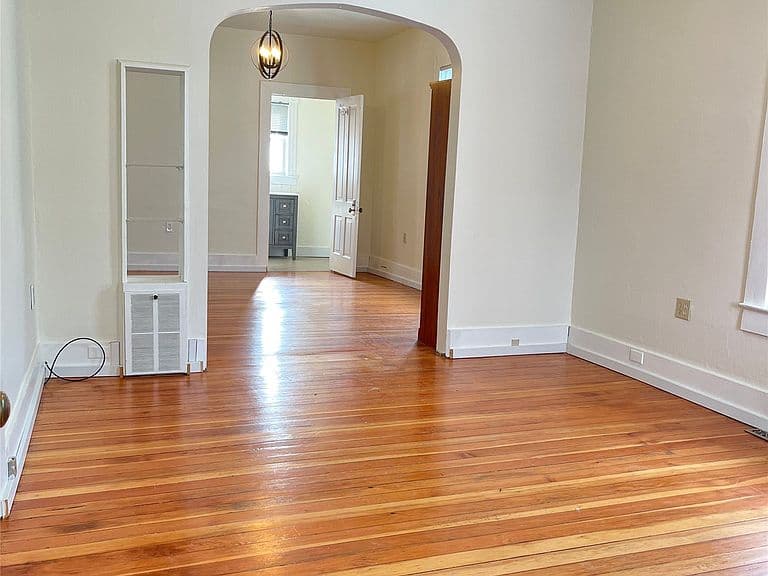 1009 Logan St photo 4